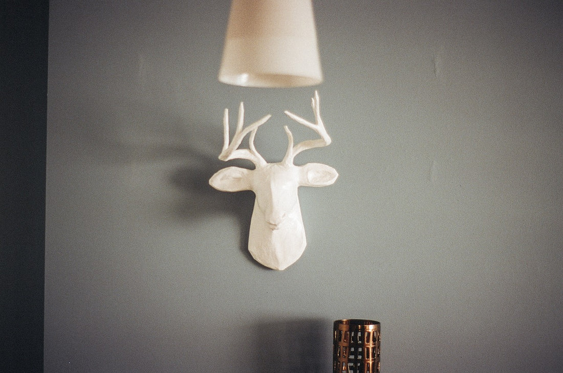 Use Antler Lamps For Beautiful Mountain Interior Design