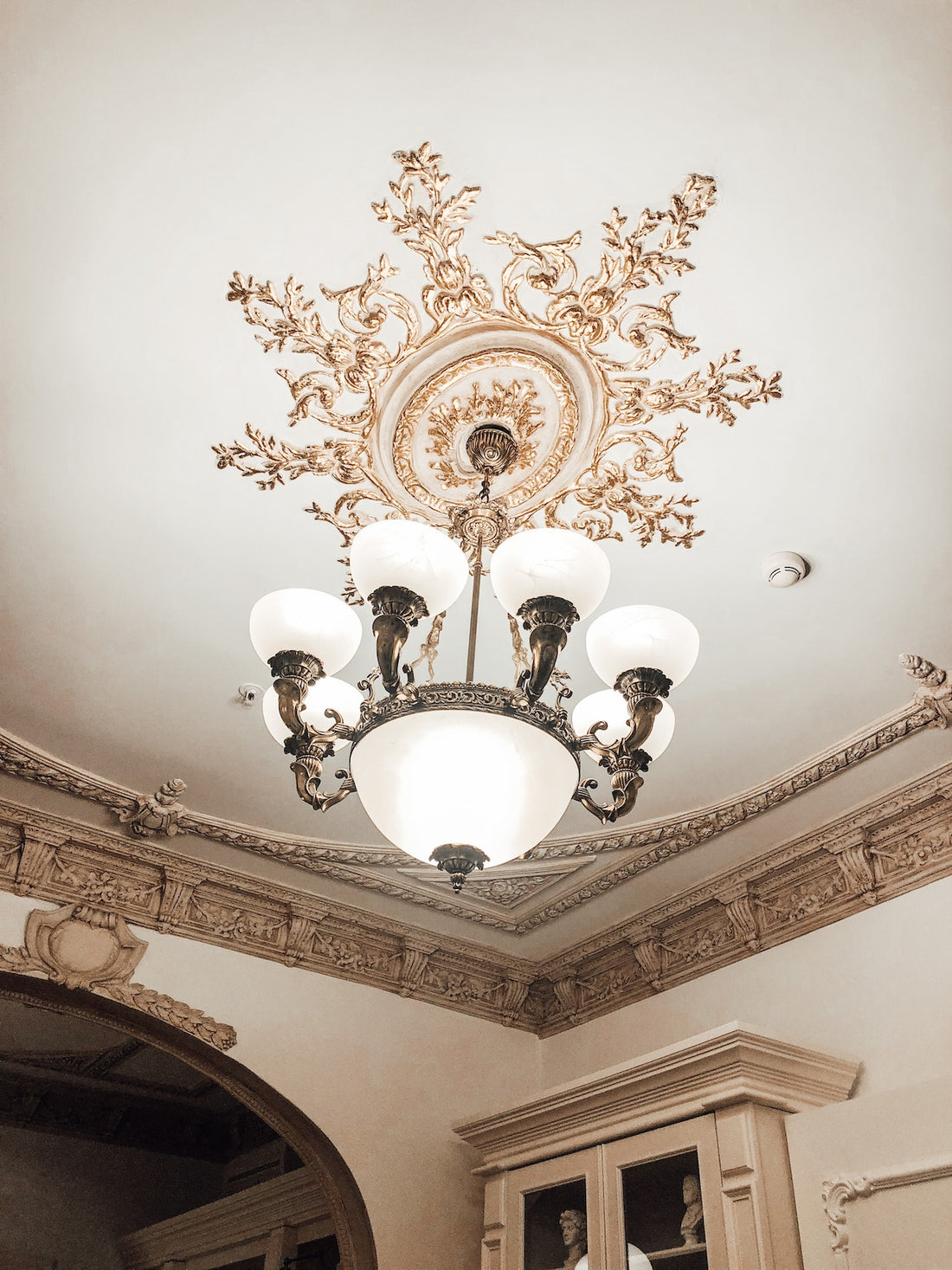 Medallion Styles and Crystal Chandeliers Lamps For Ceilings